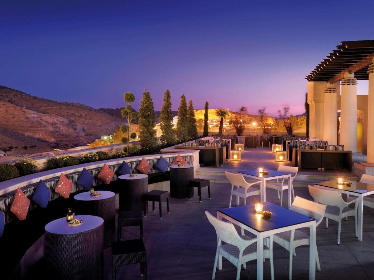 Moevenpick Resort Petra Вади Муса Экстерьер фото The view from the rooftop bar