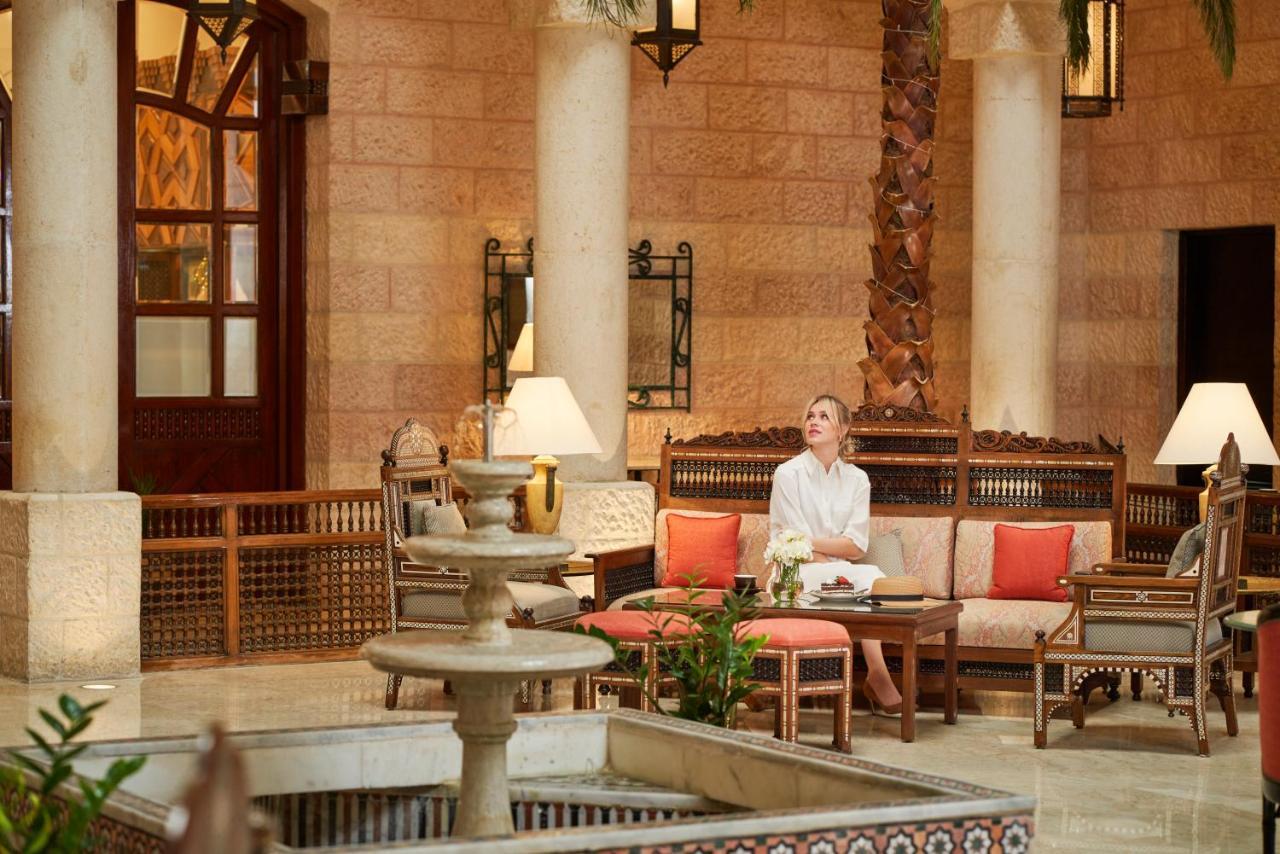 Moevenpick Resort Petra Вади Муса Экстерьер фото The lobby of the Four Seasons Hotel in Cairo