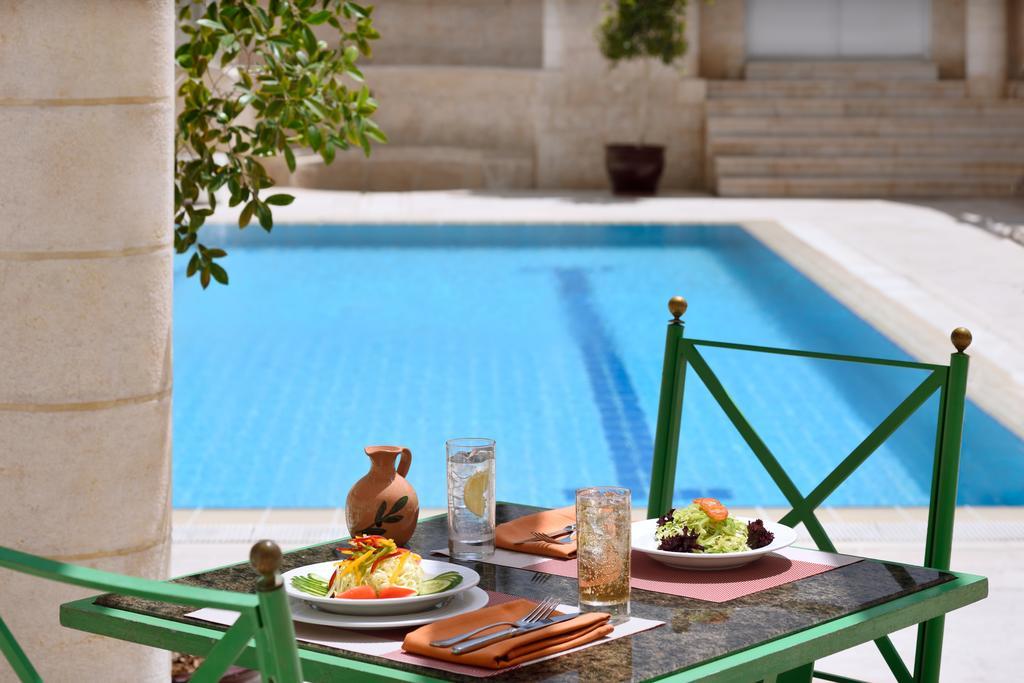 Moevenpick Resort Petra Вади Муса Экстерьер фото Pool at the hotel